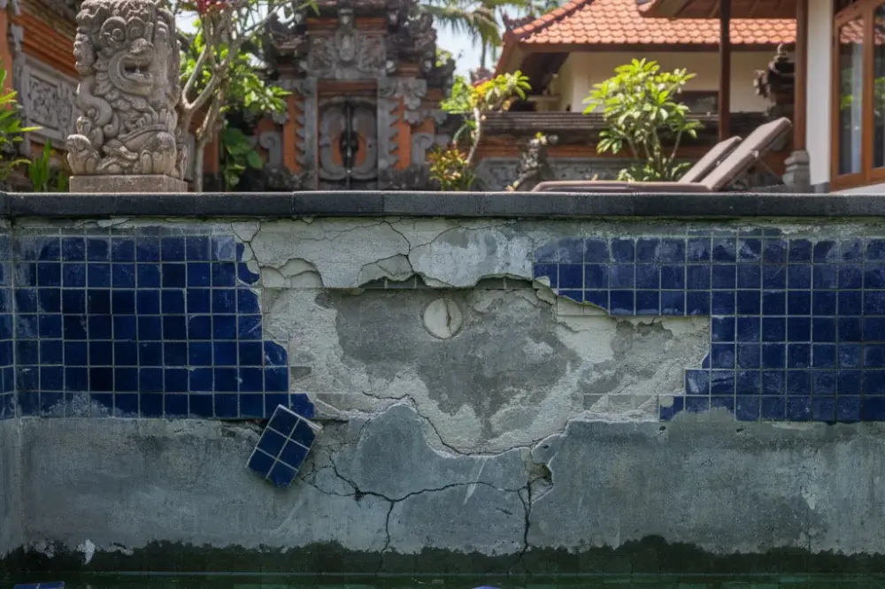 penyebab keramik kolam renang lepas