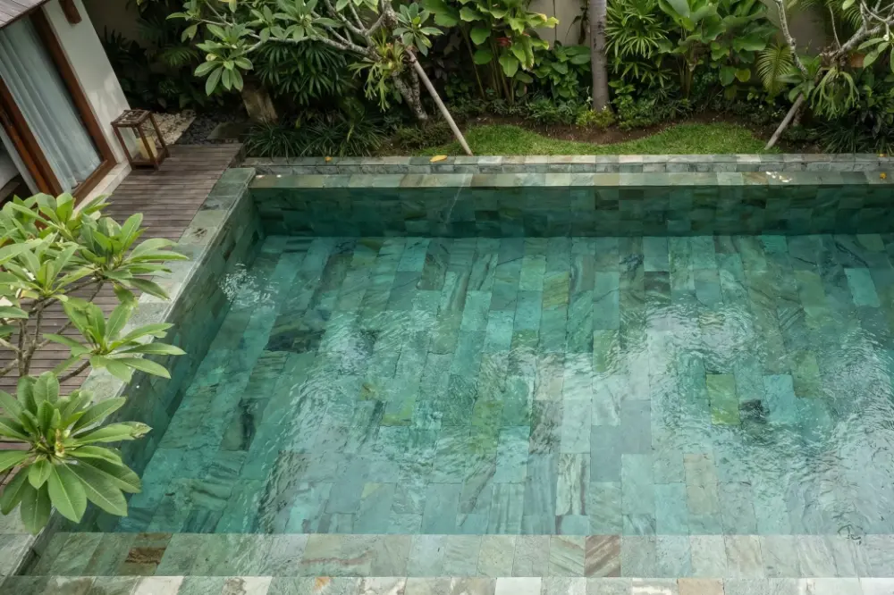 estetika batu alam sukabumi pada kolam renang