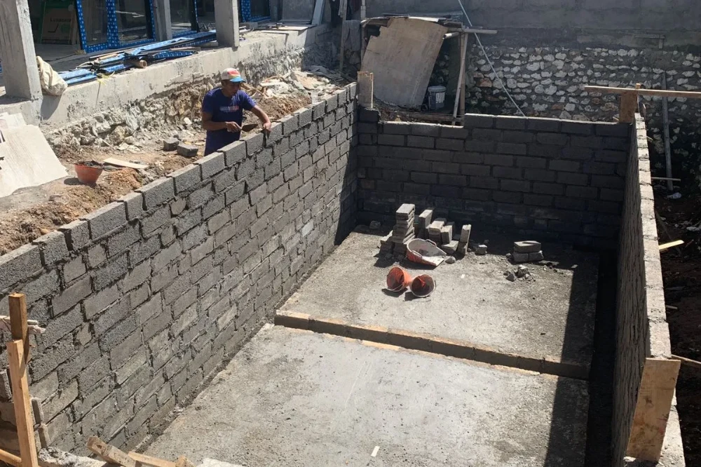 Pembuatan lantai kerja dan bekisting permanen