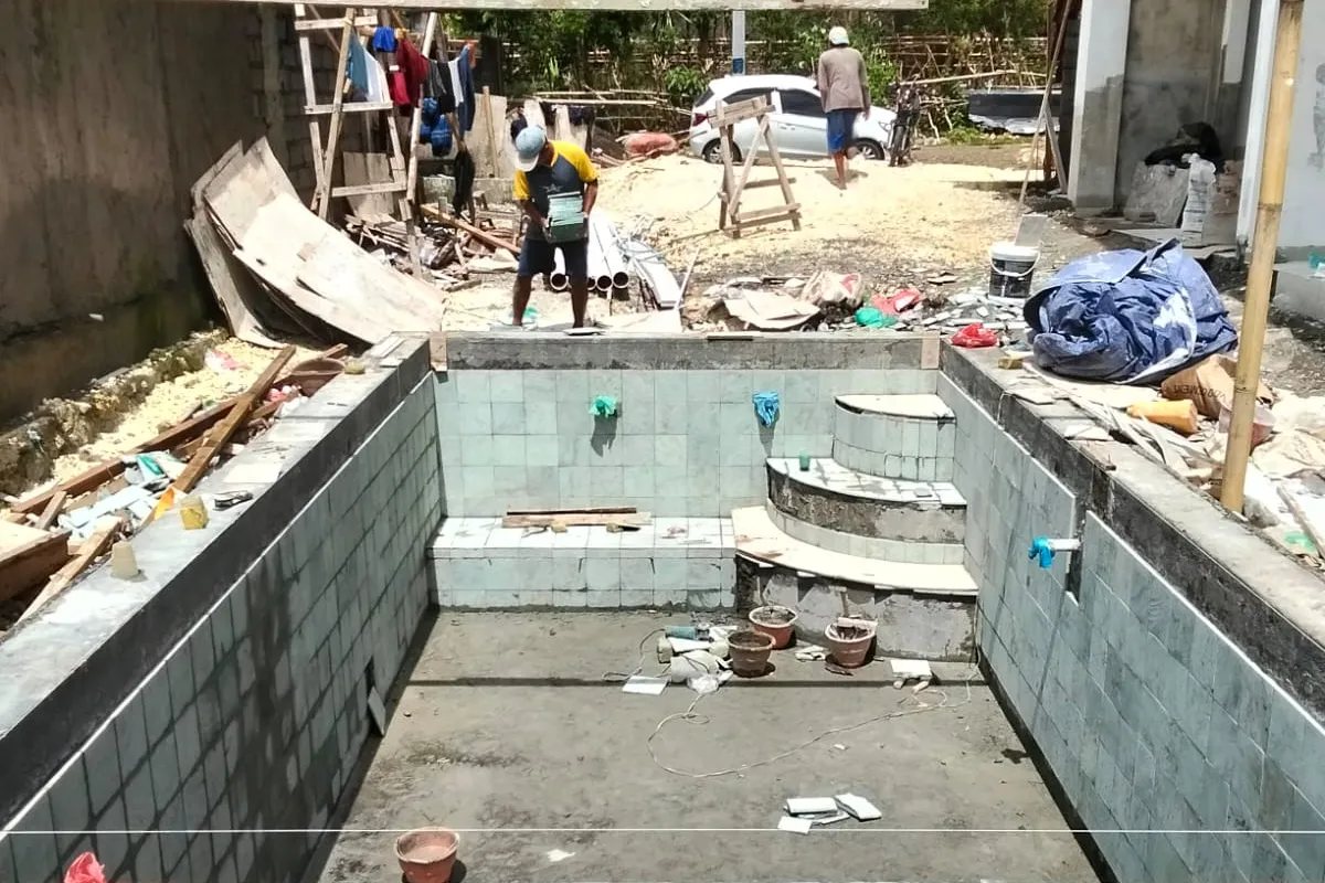 Finishing tangga dan dinding kolam renang