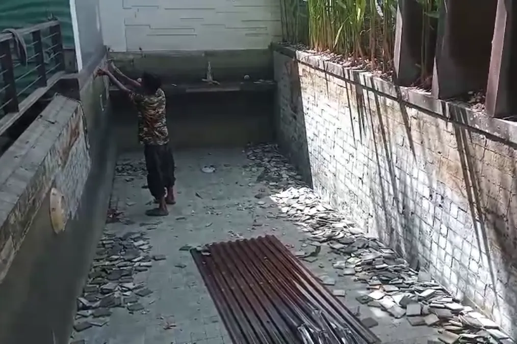 Pengupasan Ubin Lama