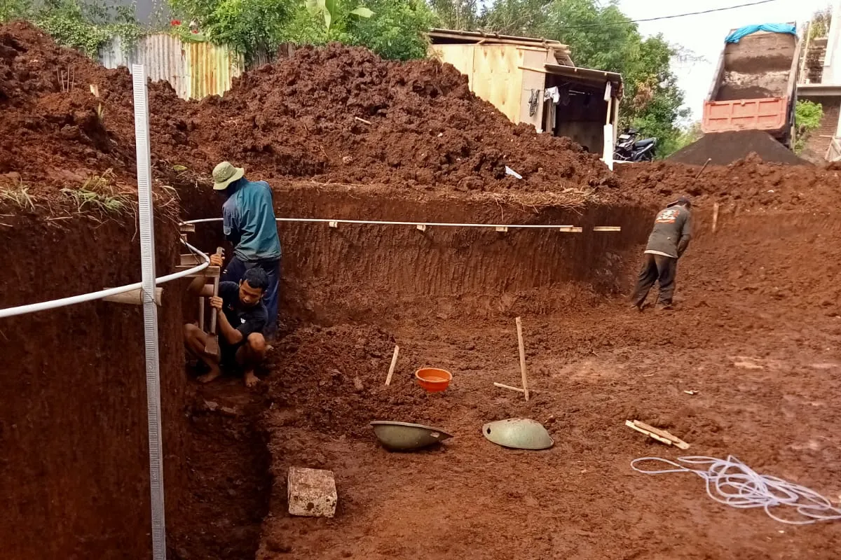 Merapikan Galian Secara Manual