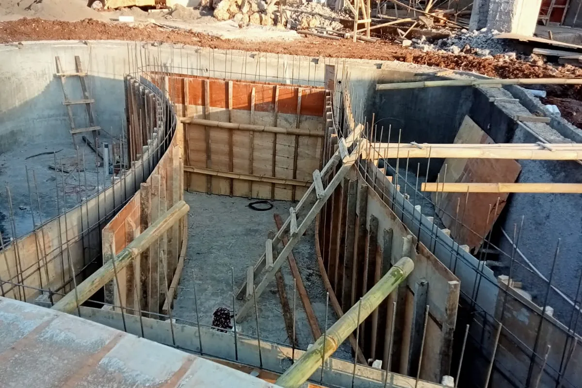 Pembuatan Bagian Teras dalam Kolam Renang